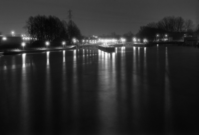 883873 Gezicht op de Noordersluis in het Merwedekanaal tussen Utrecht en Nieuwegein, bij nacht.